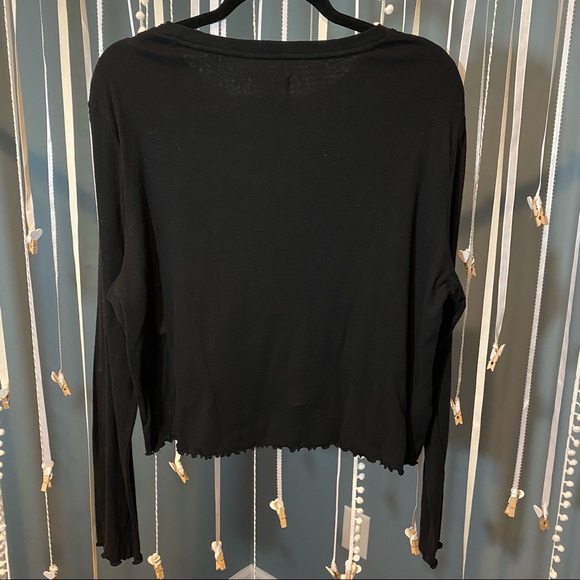 Lou & Grey Softserve Slub Ruffle Cropped Top in Black - Picture 4 of 7